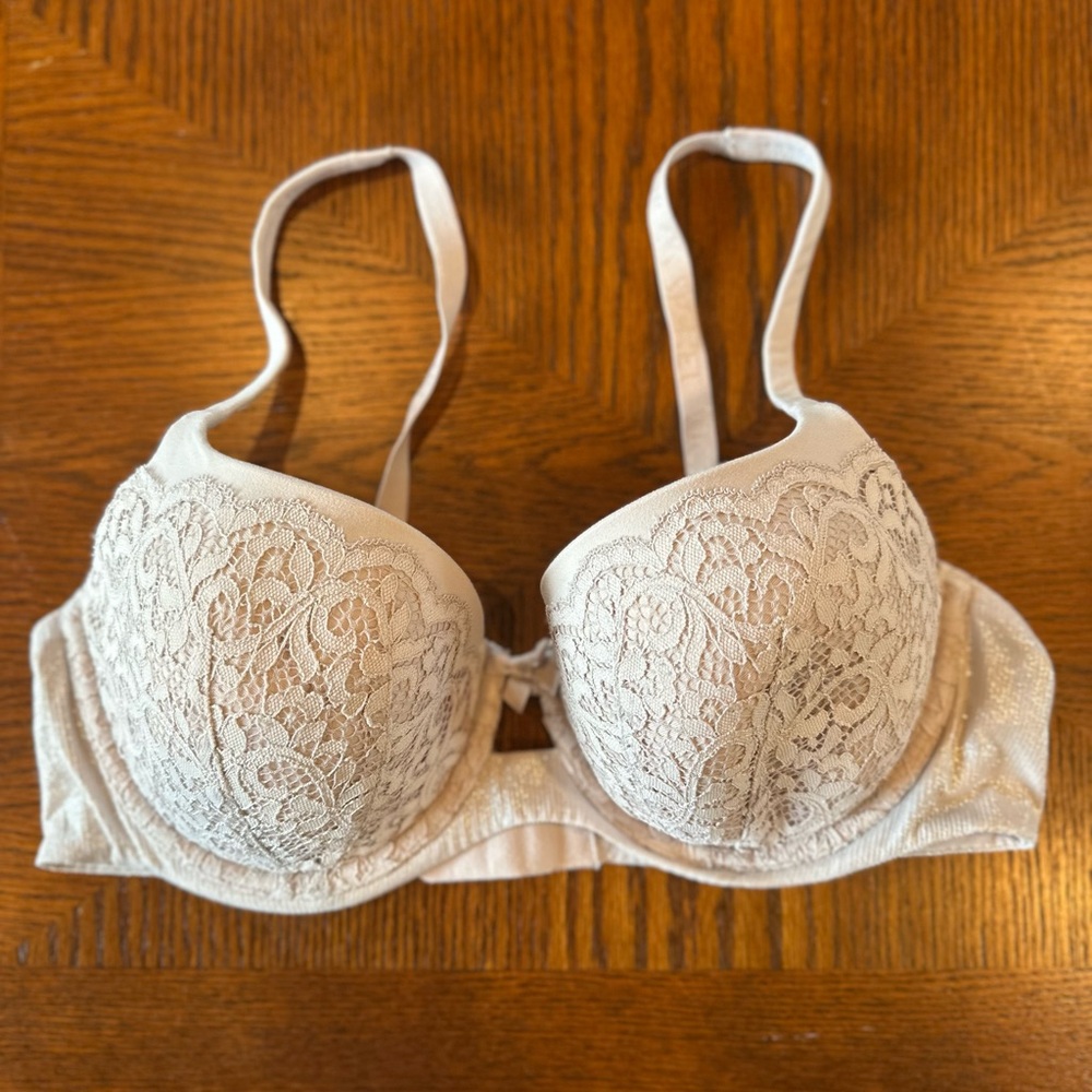 Elegant Lace Women's Bra in Cream